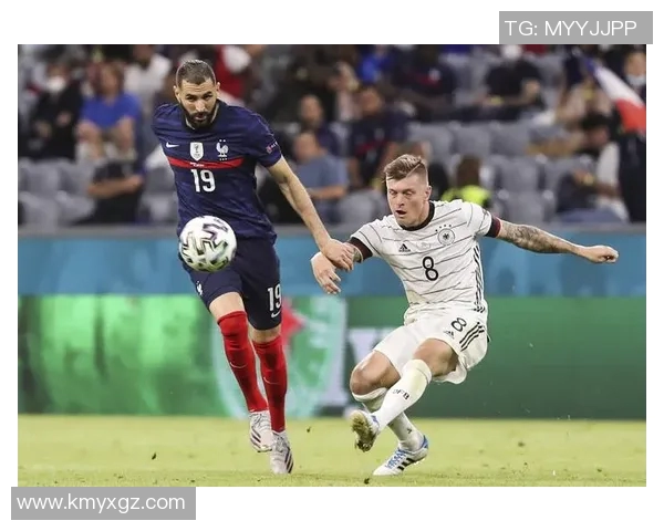 深圳足球队在欧锦赛中的团队协作表现分析与点评 深圳足球队在欧锦赛中的团队协作表现分析与点评